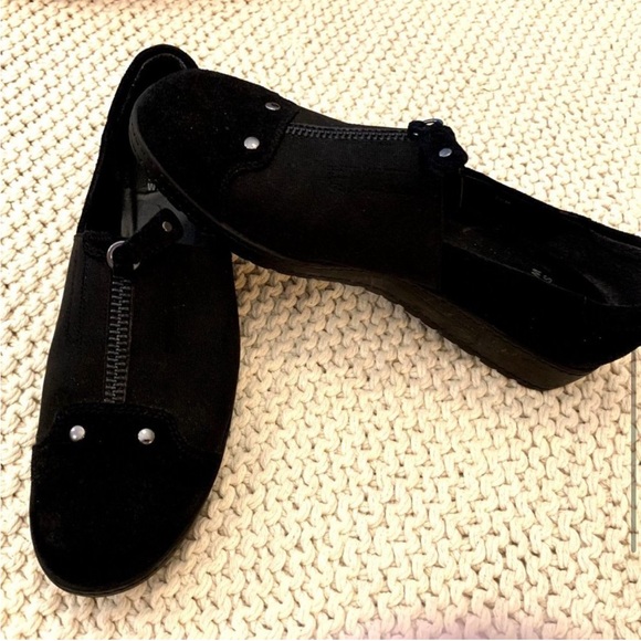 Stuart Weitzman Women's pull on black suede loafer shoes, 7.5 Medium - Picture 5 of 6